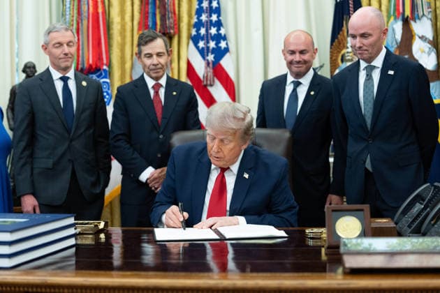 July 13, 2026, Washington, District Of Columbia, USA: United States President Donald J Trump signs an Executive Order during a signing ceremony in the Oval Office of the White House in Washington, DC, USA, on Monday, July 13, 2026. The Executive Order modifies two Utah monuments, Grand Staircase-Escalante National Monument and Bears Ears National Monument, significantly decreasing both of their sizes Washington USA  - ZUMAs152 20260713_faa_s152_102 Copyright: xAaronxSchwartzx-xPoolxviaxCNPx