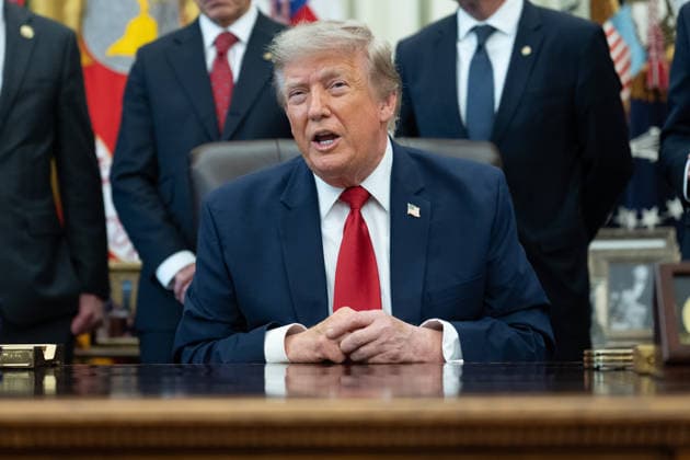 July 13, 2026, Washington, District Of Columbia, USA: United States President Donald J Trump gives remarks to the press as during an Executive Order signing ceremony for an order that will modify two Utah monuments in the Oval Office of the White House in Washington, DC, USA, on Monday, July 13, 2026 Washington USA  - ZUMAs152 20260713_faa_s152_112 Copyright: xAaronxSchwartzx-xPoolxviaxCNPx