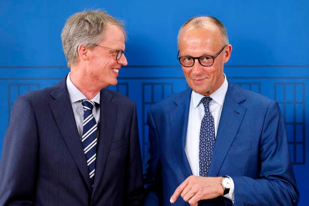 Wirtschaftswissenschaftler Axel Ockenfels, Direktor der Adenauer School of Government , spricht mit Bundeskanzler Friedrich Merz (CDU) bei seinem Besuch anlässlich der Eröffnung der Adenauer School of Government (ASG) an der Universität Köln. Die Institution soll künftige Entscheidungsträger ausbilden. Köln, 13.07.2026 NRW Deutschland *** Economist Axel Ockenfels, director of the Adenauer School of Government, speaks with Federal Chancellor Friedrich Merz (CDU) during his visit to mark the opening of the Adenauer School of Government (ASG) at the University of Cologne. The institution is intended to train future decision-makers. Cologne, July 13, 2026, North Rhine-Westphalia, Germany Copyright: xChristophxHardtx