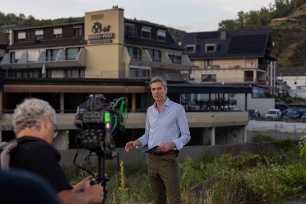 tagesthemen live aus Altenahr Zum fünften Jahrestag der Ahrtalflut senden die ARD-tagesthemen live aus Altenahr im Kreis Ahrweiler. Moderator Ingo ZAMPERONI geht auf Spurensuche und blickt auf die Flutkatastrophe zurück, bei der 135 Menschen starben. Auch der Wiederaufbau in NRW und Rheinland-Pfalz ist Thema. Altenahr Rheinland-Pfalz Deutschland *** Tagesthemen Live from Altenahr To mark the fifth anniversary of the Ahr Valley flood, ARD’s Tagesthemen is broadcasting live from Altenahr in the district of Ahrweiler. Host Ingo ZAMPERONI goes in search of clues and looks back on the flood disaster, in which 135 people died. The reconstruction efforts in North Rhine-Westphalia and Rhineland-Palatinate will also be covered. Altenahr, Rhin Copyright: xMarcxJohnx