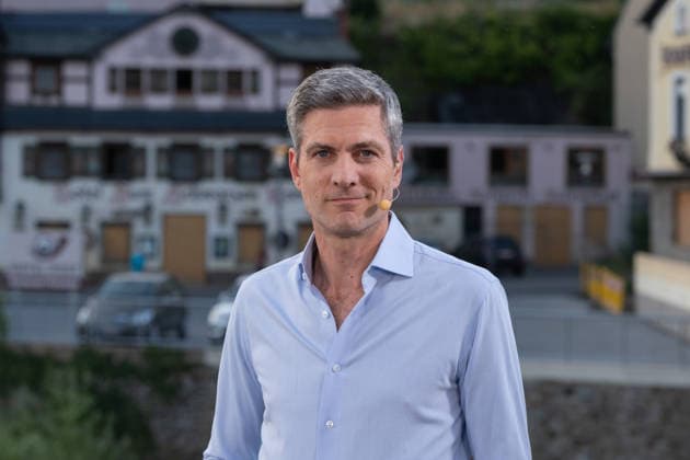 tagesthemen live aus Altenahr Zum fünften Jahrestag der Ahrtalflut senden die ARD-tagesthemen live aus Altenahr im Kreis Ahrweiler. Moderator Ingo ZAMPERONI geht auf Spurensuche und blickt auf die Flutkatastrophe zurück, bei der 135 Menschen starben. Auch der Wiederaufbau in NRW und Rheinland-Pfalz ist Thema. Altenahr Rheinland-Pfalz Deutschland *** Tagesthemen Live from Altenahr To mark the fifth anniversary of the Ahr Valley flood, ARD’s Tagesthemen is broadcasting live from Altenahr in the district of Ahrweiler. Host Ingo ZAMPERONI goes in search of clues and looks back on the flood disaster, in which 135 people died. The reconstruction efforts in North Rhine-Westphalia and Rhineland-Palatinate will also be covered. Altenahr, Rhin Copyright: xMarcxJohnx