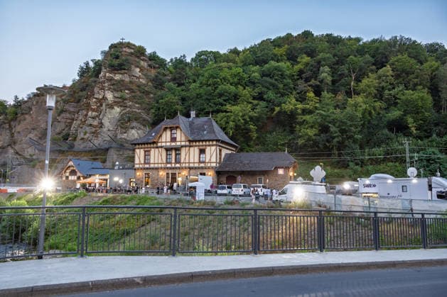 tagesthemen live aus Altenahr Zum fünften Jahrestag der Ahrtalflut senden die ARD-tagesthemen live aus Altenahr im Kreis Ahrweiler. Moderator Ingo ZAMPERONI geht auf Spurensuche und blickt auf die Flutkatastrophe zurück, bei der 135 Menschen starben. Auch der Wiederaufbau in NRW und Rheinland-Pfalz ist Thema. Altenahr Rheinland-Pfalz Deutschland *** Tagesthemen Live from Altenahr To mark the fifth anniversary of the Ahr Valley flood, ARD’s Tagesthemen is broadcasting live from Altenahr in the district of Ahrweiler. Host Ingo ZAMPERONI goes in search of clues and looks back on the flood disaster, in which 135 people died. The reconstruction efforts in North Rhine-Westphalia and Rhineland-Palatinate will also be covered. Altenahr, Rhin Copyright: xMarcxJohnx