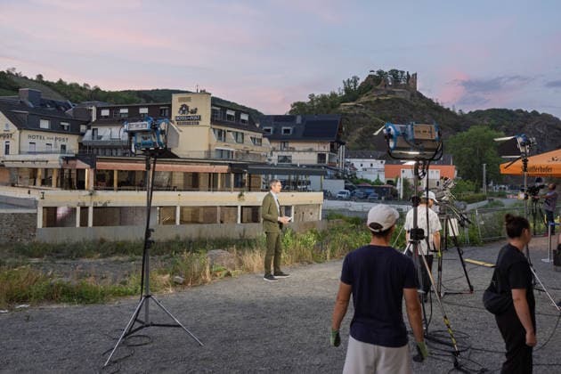 tagesthemen live aus Altenahr Zum fünften Jahrestag der Ahrtalflut senden die ARD-tagesthemen live aus Altenahr im Kreis Ahrweiler. Moderator Ingo ZAMPERONI geht auf Spurensuche und blickt auf die Flutkatastrophe zurück, bei der 135 Menschen starben. Auch der Wiederaufbau in NRW und Rheinland-Pfalz ist Thema. Altenahr Rheinland-Pfalz Deutschland *** Tagesthemen Live from Altenahr To mark the fifth anniversary of the Ahr Valley flood, ARD’s Tagesthemen is broadcasting live from Altenahr in the district of Ahrweiler. Host Ingo ZAMPERONI goes in search of clues and looks back on the flood disaster, in which 135 people died. The reconstruction efforts in North Rhine-Westphalia and Rhineland-Palatinate will also be covered. Altenahr, Rhin Copyright: xMarcxJohnx