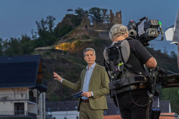 tagesthemen live aus Altenahr Zum fünften Jahrestag der Ahrtalflut senden die ARD-tagesthemen live aus Altenahr im Kreis Ahrweiler. Moderator Ingo ZAMPERONI geht auf Spurensuche und blickt auf die Flutkatastrophe zurück, bei der 135 Menschen starben. Auch der Wiederaufbau in NRW und Rheinland-Pfalz ist Thema. Altenahr Rheinland-Pfalz Deutschland *** Tagesthemen Live from Altenahr To mark the fifth anniversary of the Ahr Valley flood, ARD’s Tagesthemen is broadcasting live from Altenahr in the district of Ahrweiler. Host Ingo ZAMPERONI goes in search of clues and looks back on the flood disaster, in which 135 people died. The reconstruction efforts in North Rhine-Westphalia and Rhineland-Palatinate will also be covered. Altenahr, Rhin Copyright: xMarcxJohnx