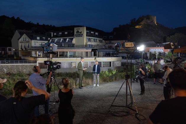 tagesthemen live aus Altenahr Gesprächspartner: Hydrologe an der Universität Bonn Dr. Thomas ROGGENKAMP - Zum fünften Jahrestag der Ahrtalflut senden die ARD-tagesthemen live aus Altenahr im Kreis Ahrweiler. Moderator Ingo ZAMPERONI geht auf Spurensuche und blickt auf die Flutkatastrophe zurück, bei der 135 Menschen starben. Auch der Wiederaufbau in NRW und Rheinland-Pfalz ist Thema. Altenahr Rheinland-Pfalz Deutschland *** Tagesthemen live from Altenahr. Guest: Dr. Thomas ROGGENKAMP, hydrologist at the University of Bonn. On the fifth anniversary of the Ahr Valley flood, ARD s Tagesthemen is broadcasting live from Altenahr in the district of Ahrweiler. Host Ingo ZAMPERONI goes in search of clues and blooks back on the flood disast Copyright: xMarcxJohnx
