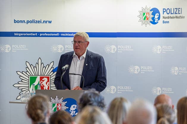 Zehn Jahre Kurve kriegen im Polizeipräsidium Bonn Landrat Rhein-Sieg-Kreis Sebastian SCHUSTER (CDU) - Die kriminalpräventive Initiative Kurve kriegen feiert im Polizeipräsidium Bonn zehnjähriges Bestehen. NRW-Innenminister Herbert REUL (CDU) würdigt mit Bürgermeisterin Ursula SAUTTER und Landrat Sebastian SCHUSTER das Programm gegen Jugendkriminalität, das gefährdete Jugendliche begleitet. Bonn Nordrhein-Westfalen Deutschland *** Ten Years of Kurve kriegen at the Bonn Police Headquarters: Rhein-Sieg District Administrator Sebastian SCHUSTER (CDU). The crime prevention initiative Kurve kriegen celebrates its tenth anniversary at the Bonn Police Headquarters. North Rhine-Westphalia Interior Minister Herbert REUL (CDU) Copyright: xMarcxJohnx