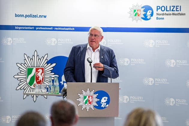 Zehn Jahre Kurve kriegen im Polizeipräsidium Bonn Landrat Rhein-Sieg-Kreis Sebastian SCHUSTER (CDU) - Die kriminalpräventive Initiative Kurve kriegen feiert im Polizeipräsidium Bonn zehnjähriges Bestehen. NRW-Innenminister Herbert REUL (CDU) würdigt mit Bürgermeisterin Ursula SAUTTER und Landrat Sebastian SCHUSTER das Programm gegen Jugendkriminalität, das gefährdete Jugendliche begleitet. Bonn Nordrhein-Westfalen Deutschland *** Ten Years of Kurve kriegen at the Bonn Police Headquarters: Rhein-Sieg District Administrator Sebastian SCHUSTER (CDU). The crime prevention initiative Kurve kriegen celebrates its tenth anniversary at the Bonn Police Headquarters. North Rhine-Westphalia Interior Minister Herbert REUL (CDU) Copyright: xMarcxJohnx