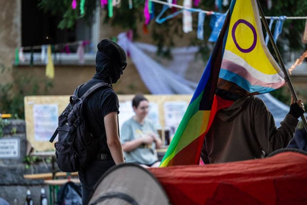 Polizei räumt besetztes Uni-Gebäude in frühen Morgenstunden Hausfriedensbruch nach Demo-Eskalation Die Polizei räumt seit dem 14.07.2026, 06:00 Uhr, in der Hein-Heckroth-Straße in Gießen ein von Demonstrierenden besetztes leerstehendes Gebäude der Justus-Liebig-Universität. Die Besetzung erfolgte am 11.07.2026, als rund 250 Teilnehmende eines angemeldeten Demonstrationszugs die abgesprochene Route verließen und über Ludwigsplatz, Ludwigstraße und Gartenstraße zur Hein-Heckroth-Straße zogen. Die JLU-Leitung stellte Strafantrag wegen Hausfriedensbruchs und Sachbeschädigung und ersuchte um Räumung. Eine niedrige dreistellige Anzahl an Polizistinnen und Polizisten des Polizeipräsidiums Mittelhessen ist im Einsatz, unterstüt