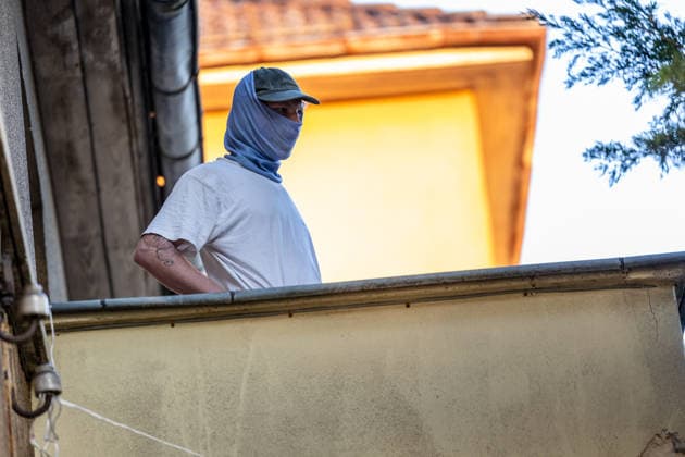 Polizei räumt besetztes Uni-Gebäude in frühen Morgenstunden Hausfriedensbruch nach Demo-Eskalation Die Polizei räumt seit dem 14.07.2026, 06:00 Uhr, in der Hein-Heckroth-Straße in Gießen ein von Demonstrierenden besetztes leerstehendes Gebäude der Justus-Liebig-Universität. Die Besetzung erfolgte am 11.07.2026, als rund 250 Teilnehmende eines angemeldeten Demonstrationszugs die abgesprochene Route verließen und über Ludwigsplatz, Ludwigstraße und Gartenstraße zur Hein-Heckroth-Straße zogen. Die JLU-Leitung stellte Strafantrag wegen Hausfriedensbruchs und Sachbeschädigung und ersuchte um Räumung. Eine niedrige dreistellige Anzahl an Polizistinnen und Polizisten des Polizeipräsidiums Mittelhessen ist im Einsatz, unterstüt