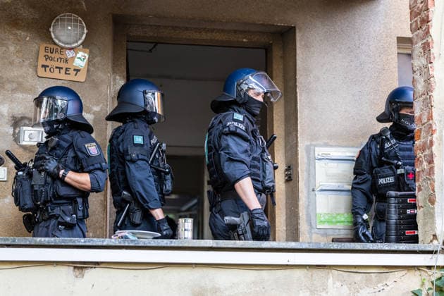 Polizei räumt besetztes Uni-Gebäude in frühen Morgenstunden Hausfriedensbruch nach Demo-Eskalation Die Polizei räumt seit dem 14.07.2026, 06:00 Uhr, in der Hein-Heckroth-Straße in Gießen ein von Demonstrierenden besetztes leerstehendes Gebäude der Justus-Liebig-Universität. Die Besetzung erfolgte am 11.07.2026, als rund 250 Teilnehmende eines angemeldeten Demonstrationszugs die abgesprochene Route verließen und über Ludwigsplatz, Ludwigstraße und Gartenstraße zur Hein-Heckroth-Straße zogen. Die JLU-Leitung stellte Strafantrag wegen Hausfriedensbruchs und Sachbeschädigung und ersuchte um Räumung. Eine niedrige dreistellige Anzahl an Polizistinnen und Polizisten des Polizeipräsidiums Mittelhessen ist im Einsatz, unterstüt