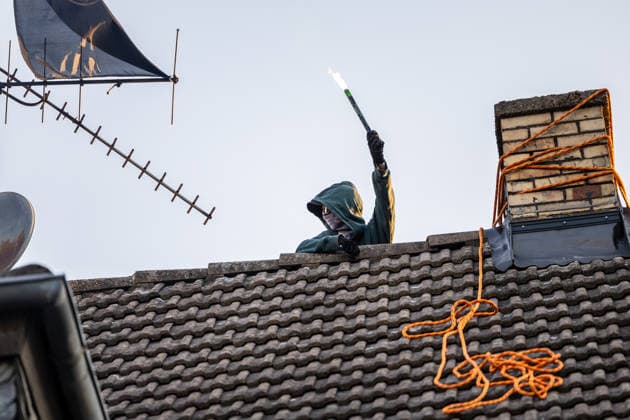 Polizei räumt besetztes Uni-Gebäude in frühen Morgenstunden Hausfriedensbruch nach Demo-Eskalation Die Polizei räumt seit dem 14.07.2026, 06:00 Uhr, in der Hein-Heckroth-Straße in Gießen ein von Demonstrierenden besetztes leerstehendes Gebäude der Justus-Liebig-Universität. Die Besetzung erfolgte am 11.07.2026, als rund 250 Teilnehmende eines angemeldeten Demonstrationszugs die abgesprochene Route verließen und über Ludwigsplatz, Ludwigstraße und Gartenstraße zur Hein-Heckroth-Straße zogen. Die JLU-Leitung stellte Strafantrag wegen Hausfriedensbruchs und Sachbeschädigung und ersuchte um Räumung. Eine niedrige dreistellige Anzahl an Polizistinnen und Polizisten des Polizeipräsidiums Mittelhessen ist im Einsatz, unterstüt