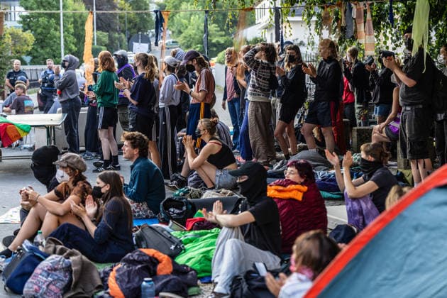 Polizei räumt besetztes Uni-Gebäude in frühen Morgenstunden Hausfriedensbruch nach Demo-Eskalation Die Polizei räumt seit dem 14.07.2026, 06:00 Uhr, in der Hein-Heckroth-Straße in Gießen ein von Demonstrierenden besetztes leerstehendes Gebäude der Justus-Liebig-Universität. Die Besetzung erfolgte am 11.07.2026, als rund 250 Teilnehmende eines angemeldeten Demonstrationszugs die abgesprochene Route verließen und über Ludwigsplatz, Ludwigstraße und Gartenstraße zur Hein-Heckroth-Straße zogen. Die JLU-Leitung stellte Strafantrag wegen Hausfriedensbruchs und Sachbeschädigung und ersuchte um Räumung. Eine niedrige dreistellige Anzahl an Polizistinnen und Polizisten des Polizeipräsidiums Mittelhessen ist im Einsatz, unterstüt