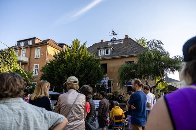 Polizei räumt besetztes Uni-Gebäude in frühen Morgenstunden Hausfriedensbruch nach Demo-Eskalation Die Polizei räumt seit dem 14.07.2026, 06:00 Uhr, in der Hein-Heckroth-Straße in Gießen ein von Demonstrierenden besetztes leerstehendes Gebäude der Justus-Liebig-Universität. Die Besetzung erfolgte am 11.07.2026, als rund 250 Teilnehmende eines angemeldeten Demonstrationszugs die abgesprochene Route verließen und über Ludwigsplatz, Ludwigstraße und Gartenstraße zur Hein-Heckroth-Straße zogen. Die JLU-Leitung stellte Strafantrag wegen Hausfriedensbruchs und Sachbeschädigung und ersuchte um Räumung. Eine niedrige dreistellige Anzahl an Polizistinnen und Polizisten des Polizeipräsidiums Mittelhessen ist im Einsatz, unterstüt