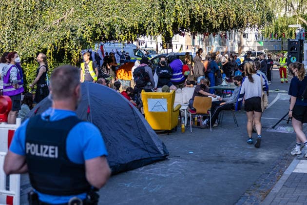 Polizei räumt besetztes Uni-Gebäude in frühen Morgenstunden Hausfriedensbruch nach Demo-Eskalation Die Polizei räumt seit dem 14.07.2026, 06:00 Uhr, in der Hein-Heckroth-Straße in Gießen ein von Demonstrierenden besetztes leerstehendes Gebäude der Justus-Liebig-Universität. Die Besetzung erfolgte am 11.07.2026, als rund 250 Teilnehmende eines angemeldeten Demonstrationszugs die abgesprochene Route verließen und über Ludwigsplatz, Ludwigstraße und Gartenstraße zur Hein-Heckroth-Straße zogen. Die JLU-Leitung stellte Strafantrag wegen Hausfriedensbruchs und Sachbeschädigung und ersuchte um Räumung. Eine niedrige dreistellige Anzahl an Polizistinnen und Polizisten des Polizeipräsidiums Mittelhessen ist im Einsatz, unterstüt
