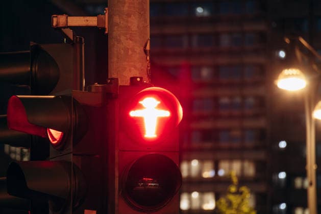 Berlin, Deutschland ? 22. April 2026: Die Fußgängerampel ?Roter Ampelmann? leuchtet nachts in der Berliner Innenstadt Berlin, Germany - April 22, 2026: Red Ampelmann pedestrian traffic signal illuminated at night in central Berlin (License=RM) Copyright: xZoonar.com AndreixAntipovx 25327184