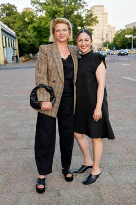 Jördis Triebel und Tülin Sezgin bei der Premiere des Dokumentarfilms Was haben wir gelacht im Kino International. Berlin, 13.07.2026 *** Jördis Triebel and Tülin Sezgin at the premiere of the documentary *Was haben wir gelacht* at Kino International in Berlin, July 13, 2026 Foto:xM.xBehrensx xFuturexImagex gelacht_berlin_6703
