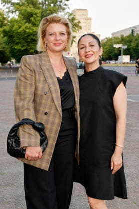 Jördis Triebel und Tülin Sezgin bei der Premiere des Dokumentarfilms Was haben wir gelacht im Kino International. Berlin, 13.07.2026 *** Jördis Triebel and Tülin Sezgin at the premiere of the documentary *Was haben wir gelacht* at the Kino International in Berlin, July 13, 2026 Foto:xM.xBehrensx xFuturexImagex gelacht_berlin_6705