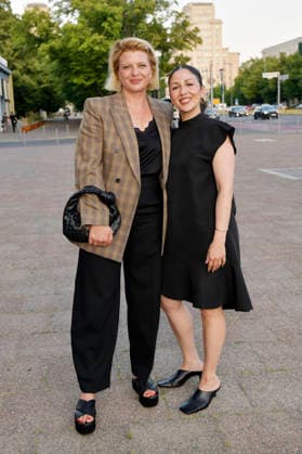 Jördis Triebel und Tülin Sezgin bei der Premiere des Dokumentarfilms Was haben wir gelacht im Kino International. Berlin, 13.07.2026 *** Jördis Triebel and Tülin Sezgin at the premiere of the documentary *Was haben wir gelacht* at Kino International in Berlin, July 13, 2026 Foto:xM.xBehrensx xFuturexImagex gelacht_berlin_6704