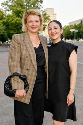 Jördis Triebel und Tülin Sezgin bei der Premiere des Dokumentarfilms Was haben wir gelacht im Kino International. Berlin, 13.07.2026 *** Jördis Triebel and Tülin Sezgin at the premiere of the documentary *Was haben wir gelacht* at Kino International in Berlin, July 13, 2026 Foto:xM.xBehrensx xFuturexImagex gelacht_berlin_6706