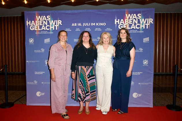 Gast, Eva Müller, Maren Kroymann und Isabel Schneider bei der Premiere des Dokumentarfilms Was haben wir gelacht im Kino International. Berlin, 13.07.2026 *** Guest, Eva Müller, Maren Kroymann, and Isabel Schneider at the premiere of the documentary *Was haben wir gelacht* at Kino International in Berlin, July 13, 2026 Foto:xM.xBehrensx xFuturexImagex gelacht_berlin_6730