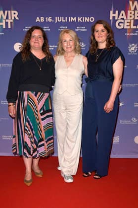 Eva Müller, Maren Kroymann und Isabel Schneider bei der Premiere des Dokumentarfilms Was haben wir gelacht im Kino International. Berlin, 13.07.2026 *** Eva Müller, Maren Kroymann, and Isabel Schneider at the premiere of the documentary *Was haben wir gelacht* at Kino International in Berlin, July 13, 2026 Foto:xM.xBehrensx xFuturexImagex gelacht_berlin_6732