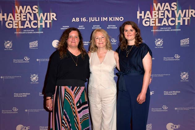 Eva Müller, Maren Kroymann und Isabel Schneider bei der Premiere des Dokumentarfilms Was haben wir gelacht im Kino International. Berlin, 13.07.2026 *** Eva Müller, Maren Kroymann, and Isabel Schneider at the premiere of the documentary *Was haben wir gelacht* at Kino International in Berlin, July 13, 2026 Foto:xM.xBehrensx xFuturexImagex gelacht_berlin_6733