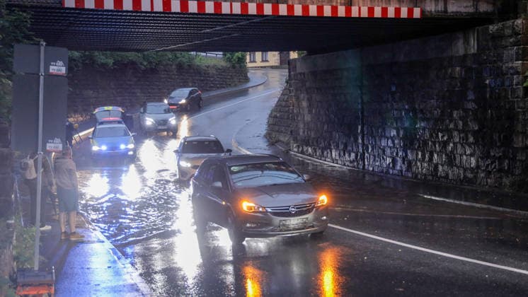 Eine heftige Unwetterfront erreichte am Dienstagmorgen gegen 5 Uhr Sachsen und hier vor allem den Erzgebirgskreis. Heftige Blitzentladungen und intensiver Starkregen sorgten für zahlreiche Feuerwehreinsätze. In Annaberg-Buchholz kamen die Feuerwehren aus Annaberg, Buchholz und Frohnau zum Einsatz. Auf der Talstraße stand die Bahnunterführung unter Wasser. Ein PKW stand im Wasser. Die Feuerwehr musste die Gullys öffnen, damit das Wasser abfließen konnte. Danach wurde die Fahrbahn gereinigt. Auf der Hüttengrundstraße Sehmatalstraße gingen Schlammmassen ab. Die Feuerwehr reinigte hier die Fahrbahn. Die Kameraden waren knapp 5 Stunden im Einsatz. Einsatzleiter Heiko Pietzsch: Es hat den Stadtkern voll getroffen. Es waren sehr viele B