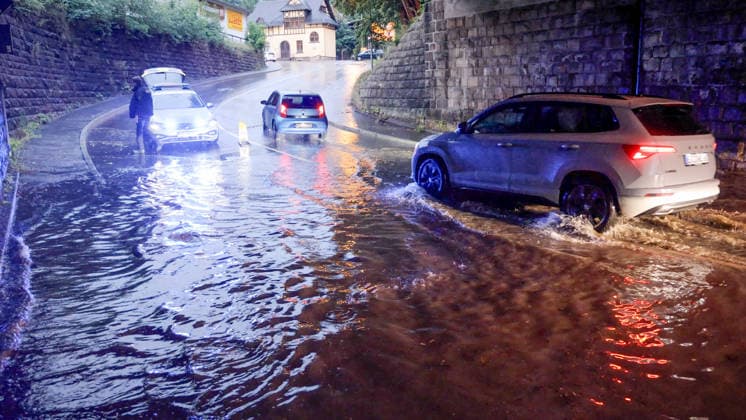 Eine heftige Unwetterfront erreichte am Dienstagmorgen gegen 5 Uhr Sachsen und hier vor allem den Erzgebirgskreis. Heftige Blitzentladungen und intensiver Starkregen sorgten für zahlreiche Feuerwehreinsätze. In Annaberg-Buchholz kamen die Feuerwehren aus Annaberg, Buchholz und Frohnau zum Einsatz. Auf der Talstraße stand die Bahnunterführung unter Wasser. Ein PKW stand im Wasser. Die Feuerwehr musste die Gullys öffnen, damit das Wasser abfließen konnte. Danach wurde die Fahrbahn gereinigt. Auf der Hüttengrundstraße Sehmatalstraße gingen Schlammmassen ab. Die Feuerwehr reinigte hier die Fahrbahn. Die Kameraden waren knapp 5 Stunden im Einsatz. Einsatzleiter Heiko Pietzsch: Es hat den Stadtkern voll getroffen. Es waren sehr viele B