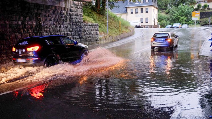 Eine heftige Unwetterfront erreichte am Dienstagmorgen gegen 5 Uhr Sachsen und hier vor allem den Erzgebirgskreis. Heftige Blitzentladungen und intensiver Starkregen sorgten für zahlreiche Feuerwehreinsätze. In Annaberg-Buchholz kamen die Feuerwehren aus Annaberg, Buchholz und Frohnau zum Einsatz. Auf der Talstraße stand die Bahnunterführung unter Wasser. Ein PKW stand im Wasser. Die Feuerwehr musste die Gullys öffnen, damit das Wasser abfließen konnte. Danach wurde die Fahrbahn gereinigt. Auf der Hüttengrundstraße Sehmatalstraße gingen Schlammmassen ab. Die Feuerwehr reinigte hier die Fahrbahn. Die Kameraden waren knapp 5 Stunden im Einsatz. Einsatzleiter Heiko Pietzsch: Es hat den Stadtkern voll getroffen. Es waren sehr viele B