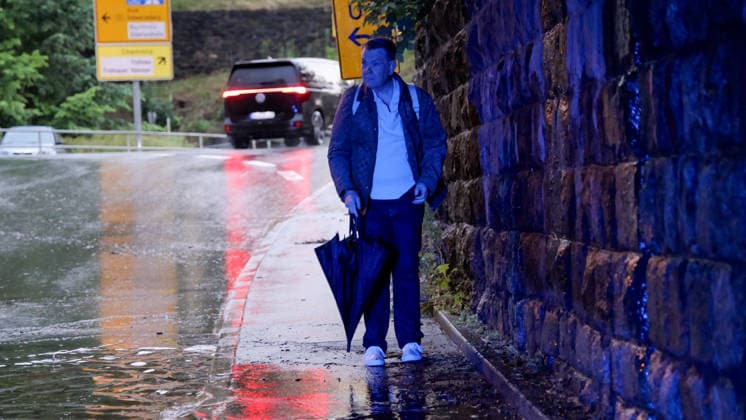 Eine heftige Unwetterfront erreichte am Dienstagmorgen gegen 5 Uhr Sachsen und hier vor allem den Erzgebirgskreis. Heftige Blitzentladungen und intensiver Starkregen sorgten für zahlreiche Feuerwehreinsätze. In Annaberg-Buchholz kamen die Feuerwehren aus Annaberg, Buchholz und Frohnau zum Einsatz. Auf der Talstraße stand die Bahnunterführung unter Wasser. Ein PKW stand im Wasser. Die Feuerwehr musste die Gullys öffnen, damit das Wasser abfließen konnte. Danach wurde die Fahrbahn gereinigt. Auf der Hüttengrundstraße Sehmatalstraße gingen Schlammmassen ab. Die Feuerwehr reinigte hier die Fahrbahn. Die Kameraden waren knapp 5 Stunden im Einsatz. Einsatzleiter Heiko Pietzsch: Es hat den Stadtkern voll getroffen. Es waren sehr viele B
