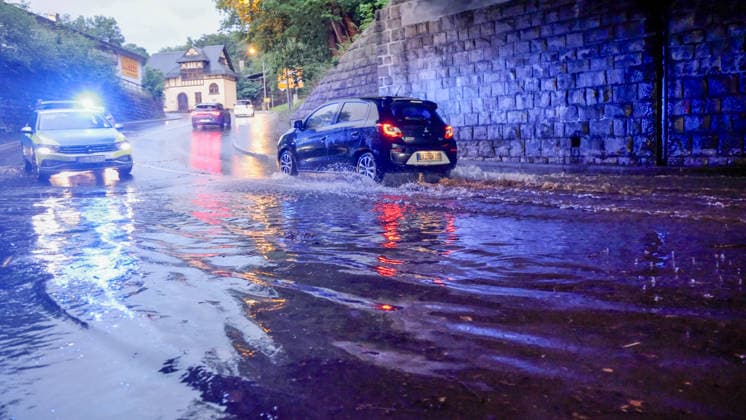 Eine heftige Unwetterfront erreichte am Dienstagmorgen gegen 5 Uhr Sachsen und hier vor allem den Erzgebirgskreis. Heftige Blitzentladungen und intensiver Starkregen sorgten für zahlreiche Feuerwehreinsätze. In Annaberg-Buchholz kamen die Feuerwehren aus Annaberg, Buchholz und Frohnau zum Einsatz. Auf der Talstraße stand die Bahnunterführung unter Wasser. Ein PKW stand im Wasser. Die Feuerwehr musste die Gullys öffnen, damit das Wasser abfließen konnte. Danach wurde die Fahrbahn gereinigt. Auf der Hüttengrundstraße Sehmatalstraße gingen Schlammmassen ab. Die Feuerwehr reinigte hier die Fahrbahn. Die Kameraden waren knapp 5 Stunden im Einsatz. Einsatzleiter Heiko Pietzsch: Es hat den Stadtkern voll getroffen. Es waren sehr viele B