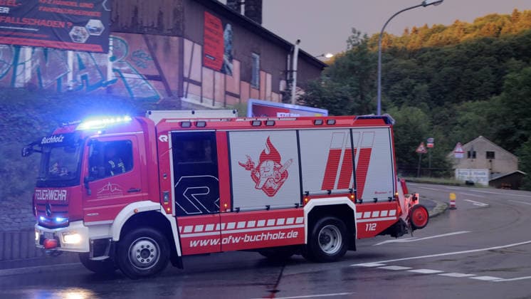 Eine heftige Unwetterfront erreichte am Dienstagmorgen gegen 5 Uhr Sachsen und hier vor allem den Erzgebirgskreis. Heftige Blitzentladungen und intensiver Starkregen sorgten für zahlreiche Feuerwehreinsätze. In Annaberg-Buchholz kamen die Feuerwehren aus Annaberg, Buchholz und Frohnau zum Einsatz. Auf der Talstraße stand die Bahnunterführung unter Wasser. Ein PKW stand im Wasser. Die Feuerwehr musste die Gullys öffnen, damit das Wasser abfließen konnte. Danach wurde die Fahrbahn gereinigt. Auf der Hüttengrundstraße Sehmatalstraße gingen Schlammmassen ab. Die Feuerwehr reinigte hier die Fahrbahn. Die Kameraden waren knapp 5 Stunden im Einsatz. Einsatzleiter Heiko Pietzsch: Es hat den Stadtkern voll getroffen. Es waren sehr viele B