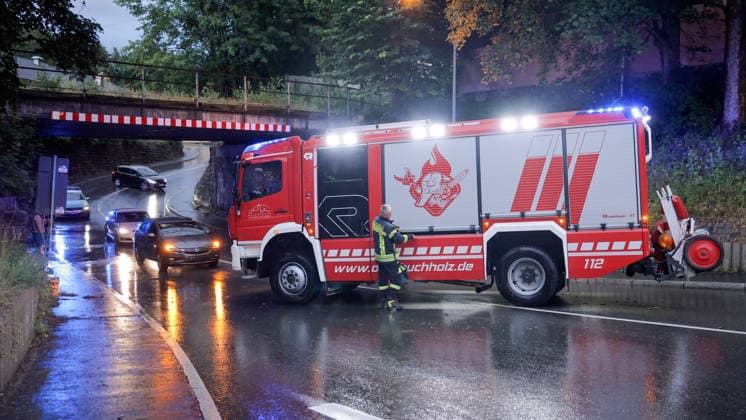 Eine heftige Unwetterfront erreichte am Dienstagmorgen gegen 5 Uhr Sachsen und hier vor allem den Erzgebirgskreis. Heftige Blitzentladungen und intensiver Starkregen sorgten für zahlreiche Feuerwehreinsätze. In Annaberg-Buchholz kamen die Feuerwehren aus Annaberg, Buchholz und Frohnau zum Einsatz. Auf der Talstraße stand die Bahnunterführung unter Wasser. Ein PKW stand im Wasser. Die Feuerwehr musste die Gullys öffnen, damit das Wasser abfließen konnte. Danach wurde die Fahrbahn gereinigt. Auf der Hüttengrundstraße Sehmatalstraße gingen Schlammmassen ab. Die Feuerwehr reinigte hier die Fahrbahn. Die Kameraden waren knapp 5 Stunden im Einsatz. Einsatzleiter Heiko Pietzsch: Es hat den Stadtkern voll getroffen. Es waren sehr viele B
