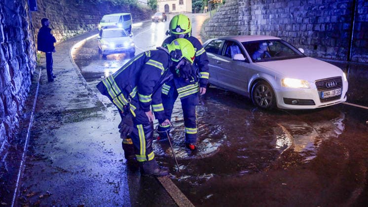 Eine heftige Unwetterfront erreichte am Dienstagmorgen gegen 5 Uhr Sachsen und hier vor allem den Erzgebirgskreis. Heftige Blitzentladungen und intensiver Starkregen sorgten für zahlreiche Feuerwehreinsätze. In Annaberg-Buchholz kamen die Feuerwehren aus Annaberg, Buchholz und Frohnau zum Einsatz. Auf der Talstraße stand die Bahnunterführung unter Wasser. Ein PKW stand im Wasser. Die Feuerwehr musste die Gullys öffnen, damit das Wasser abfließen konnte. Danach wurde die Fahrbahn gereinigt. Auf der Hüttengrundstraße Sehmatalstraße gingen Schlammmassen ab. Die Feuerwehr reinigte hier die Fahrbahn. Die Kameraden waren knapp 5 Stunden im Einsatz. Einsatzleiter Heiko Pietzsch: Es hat den Stadtkern voll getroffen. Es waren sehr viele B