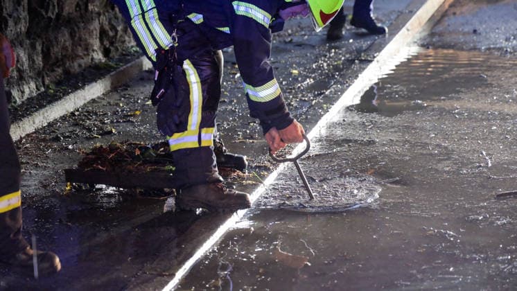 Eine heftige Unwetterfront erreichte am Dienstagmorgen gegen 5 Uhr Sachsen und hier vor allem den Erzgebirgskreis. Heftige Blitzentladungen und intensiver Starkregen sorgten für zahlreiche Feuerwehreinsätze. In Annaberg-Buchholz kamen die Feuerwehren aus Annaberg, Buchholz und Frohnau zum Einsatz. Auf der Talstraße stand die Bahnunterführung unter Wasser. Ein PKW stand im Wasser. Die Feuerwehr musste die Gullys öffnen, damit das Wasser abfließen konnte. Danach wurde die Fahrbahn gereinigt. Auf der Hüttengrundstraße Sehmatalstraße gingen Schlammmassen ab. Die Feuerwehr reinigte hier die Fahrbahn. Die Kameraden waren knapp 5 Stunden im Einsatz. Einsatzleiter Heiko Pietzsch: Es hat den Stadtkern voll getroffen. Es waren sehr viele B