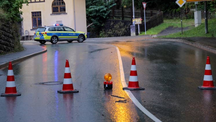 Eine heftige Unwetterfront erreichte am Dienstagmorgen gegen 5 Uhr Sachsen und hier vor allem den Erzgebirgskreis. Heftige Blitzentladungen und intensiver Starkregen sorgten für zahlreiche Feuerwehreinsätze. In Annaberg-Buchholz kamen die Feuerwehren aus Annaberg, Buchholz und Frohnau zum Einsatz. Auf der Talstraße stand die Bahnunterführung unter Wasser. Ein PKW stand im Wasser. Die Feuerwehr musste die Gullys öffnen, damit das Wasser abfließen konnte. Danach wurde die Fahrbahn gereinigt. Auf der Hüttengrundstraße Sehmatalstraße gingen Schlammmassen ab. Die Feuerwehr reinigte hier die Fahrbahn. Die Kameraden waren knapp 5 Stunden im Einsatz. Einsatzleiter Heiko Pietzsch: Es hat den Stadtkern voll getroffen. Es waren sehr viele B
