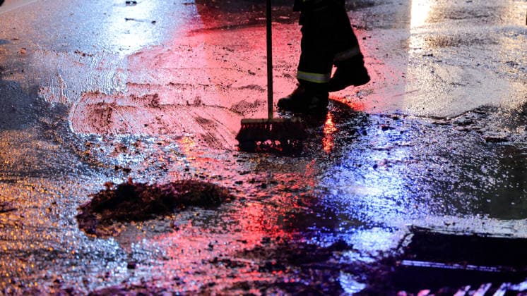 Eine heftige Unwetterfront erreichte am Dienstagmorgen gegen 5 Uhr Sachsen und hier vor allem den Erzgebirgskreis. Heftige Blitzentladungen und intensiver Starkregen sorgten für zahlreiche Feuerwehreinsätze. In Annaberg-Buchholz kamen die Feuerwehren aus Annaberg, Buchholz und Frohnau zum Einsatz. Auf der Talstraße stand die Bahnunterführung unter Wasser. Ein PKW stand im Wasser. Die Feuerwehr musste die Gullys öffnen, damit das Wasser abfließen konnte. Danach wurde die Fahrbahn gereinigt. Auf der Hüttengrundstraße Sehmatalstraße gingen Schlammmassen ab. Die Feuerwehr reinigte hier die Fahrbahn. Die Kameraden waren knapp 5 Stunden im Einsatz. Einsatzleiter Heiko Pietzsch: Es hat den Stadtkern voll getroffen. Es waren sehr viele B