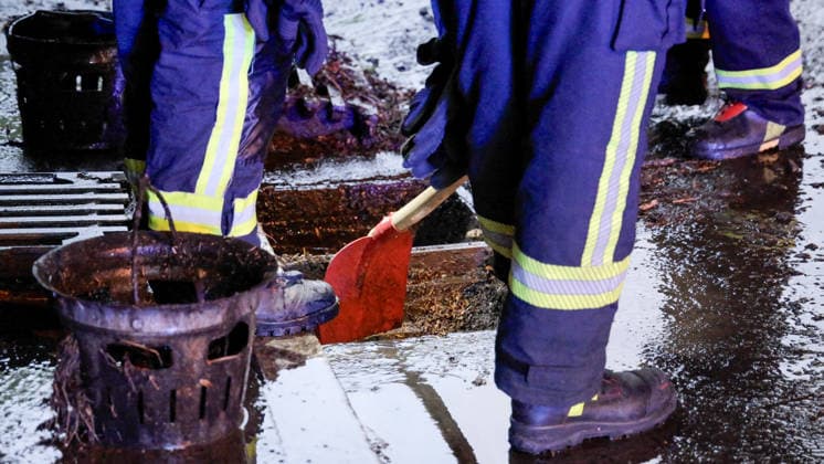 Eine heftige Unwetterfront erreichte am Dienstagmorgen gegen 5 Uhr Sachsen und hier vor allem den Erzgebirgskreis. Heftige Blitzentladungen und intensiver Starkregen sorgten für zahlreiche Feuerwehreinsätze. In Annaberg-Buchholz kamen die Feuerwehren aus Annaberg, Buchholz und Frohnau zum Einsatz. Auf der Talstraße stand die Bahnunterführung unter Wasser. Ein PKW stand im Wasser. Die Feuerwehr musste die Gullys öffnen, damit das Wasser abfließen konnte. Danach wurde die Fahrbahn gereinigt. Auf der Hüttengrundstraße Sehmatalstraße gingen Schlammmassen ab. Die Feuerwehr reinigte hier die Fahrbahn. Die Kameraden waren knapp 5 Stunden im Einsatz. Einsatzleiter Heiko Pietzsch: Es hat den Stadtkern voll getroffen. Es waren sehr viele B