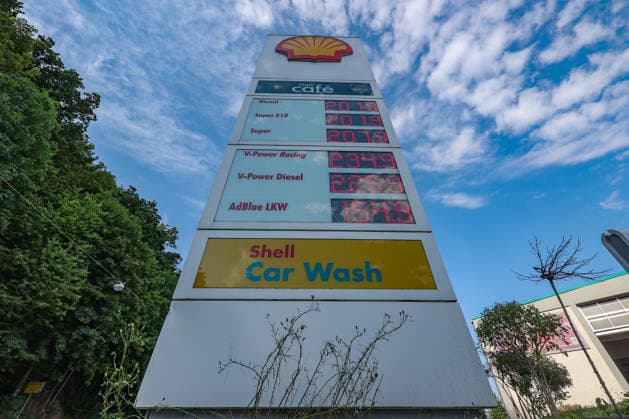 Wie ist die weitere Entwicklung der Spritpreise? SHELL Tankstelle in Siegen am Morgen. Der aktuelle Preis fuer (für) Diesel, Super E10 und Super liegt ueber (über) 2 Euro. Tankstelle, Spritpreise am 14.07.2026 in Siegen Deutschland. *** What is the latest on fuel prices at the SHELL gas station in Siegen this morning? The current price for diesel, Super E10, and Super is over 2 euros. Gas station fuel prices on July 14, 2026, in Siegen, Germany