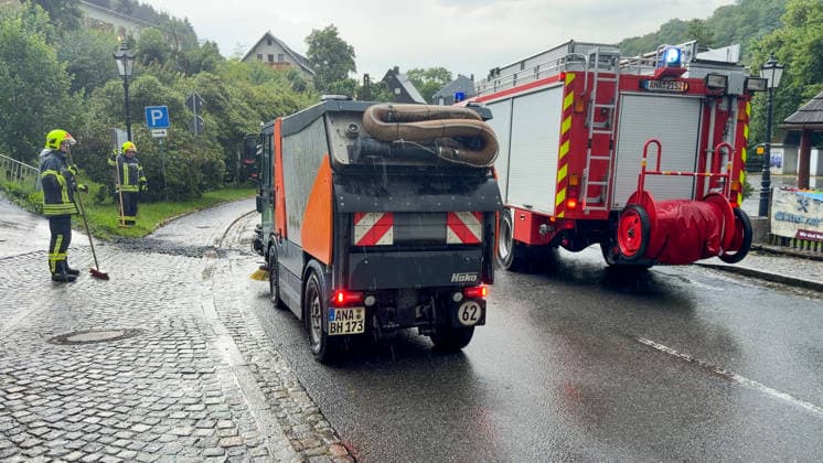 Eine heftige Unwetterfront erreichte am Dienstagmorgen gegen 5 Uhr Sachsen und hier vor allem den Erzgebirgskreis. Heftige Blitzentladungen und intensiver Starkregen sorgten für zahlreiche Feuerwehreinsätze. In Annaberg-Buchholz kamen die Feuerwehren aus Annaberg, Buchholz und Frohnau zum Einsatz. Auf der Talstraße stand die Bahnunterführung unter Wasser. Ein PKW stand im Wasser. Die Feuerwehr musste die Gullys öffnen, damit das Wasser abfließen konnte. Danach wurde die Fahrbahn gereinigt. Auf der Hüttengrundstraße Sehmatalstraße gingen Schlammmassen ab. Die Feuerwehr reinigte hier die Fahrbahn. Die Kameraden waren knapp 5 Stunden im Einsatz. Einsatzleiter Heiko Pietzsch: Es hat den Stadtkern voll getroffen. Es waren sehr viele B