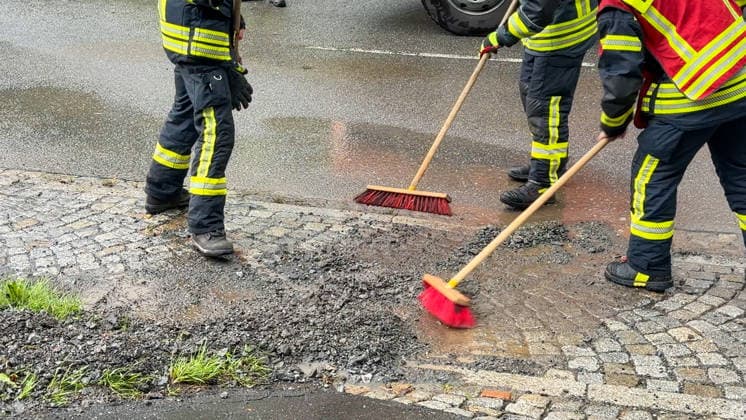 Eine heftige Unwetterfront erreichte am Dienstagmorgen gegen 5 Uhr Sachsen und hier vor allem den Erzgebirgskreis. Heftige Blitzentladungen und intensiver Starkregen sorgten für zahlreiche Feuerwehreinsätze. In Annaberg-Buchholz kamen die Feuerwehren aus Annaberg, Buchholz und Frohnau zum Einsatz. Auf der Talstraße stand die Bahnunterführung unter Wasser. Ein PKW stand im Wasser. Die Feuerwehr musste die Gullys öffnen, damit das Wasser abfließen konnte. Danach wurde die Fahrbahn gereinigt. Auf der Hüttengrundstraße Sehmatalstraße gingen Schlammmassen ab. Die Feuerwehr reinigte hier die Fahrbahn. Die Kameraden waren knapp 5 Stunden im Einsatz. Einsatzleiter Heiko Pietzsch: Es hat den Stadtkern voll getroffen. Es waren sehr viele B