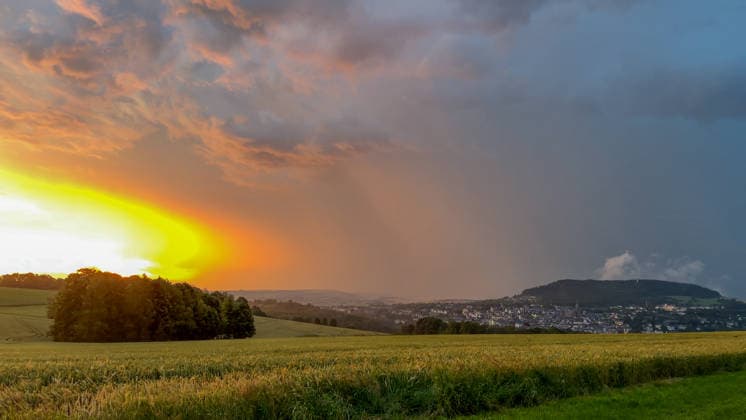Eine heftige Unwetterfront erreichte am Dienstagmorgen gegen 5 Uhr Sachsen und hier vor allem den Erzgebirgskreis. Heftige Blitzentladungen und intensiver Starkregen sorgten für zahlreiche Feuerwehreinsätze. In Annaberg-Buchholz kamen die Feuerwehren aus Annaberg, Buchholz und Frohnau zum Einsatz. Auf der Talstraße stand die Bahnunterführung unter Wasser. Ein PKW stand im Wasser. Die Feuerwehr musste die Gullys öffnen, damit das Wasser abfließen konnte. Danach wurde die Fahrbahn gereinigt. Auf der Hüttengrundstraße Sehmatalstraße gingen Schlammmassen ab. Die Feuerwehr reinigte hier die Fahrbahn. Die Kameraden waren knapp 5 Stunden im Einsatz. Einsatzleiter Heiko Pietzsch: Es hat den Stadtkern voll getroffen. Es waren sehr viele B