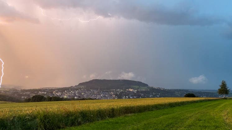 Eine heftige Unwetterfront erreichte am Dienstagmorgen gegen 5 Uhr Sachsen und hier vor allem den Erzgebirgskreis. Heftige Blitzentladungen und intensiver Starkregen sorgten für zahlreiche Feuerwehreinsätze. In Annaberg-Buchholz kamen die Feuerwehren aus Annaberg, Buchholz und Frohnau zum Einsatz. Auf der Talstraße stand die Bahnunterführung unter Wasser. Ein PKW stand im Wasser. Die Feuerwehr musste die Gullys öffnen, damit das Wasser abfließen konnte. Danach wurde die Fahrbahn gereinigt. Auf der Hüttengrundstraße Sehmatalstraße gingen Schlammmassen ab. Die Feuerwehr reinigte hier die Fahrbahn. Die Kameraden waren knapp 5 Stunden im Einsatz. Einsatzleiter Heiko Pietzsch: Es hat den Stadtkern voll getroffen. Es waren sehr viele B