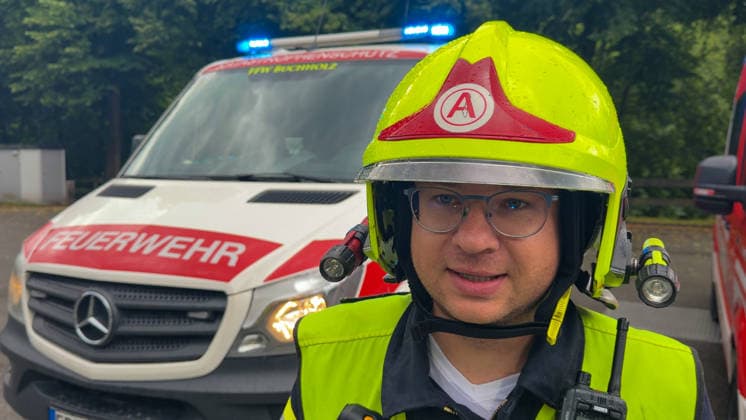 Eine heftige Unwetterfront erreichte am Dienstagmorgen gegen 5 Uhr Sachsen und hier vor allem den Erzgebirgskreis. Heftige Blitzentladungen und intensiver Starkregen sorgten für zahlreiche Feuerwehreinsätze. In Annaberg-Buchholz kamen die Feuerwehren aus Annaberg, Buchholz und Frohnau zum Einsatz. Auf der Talstraße stand die Bahnunterführung unter Wasser. Ein PKW stand im Wasser. Die Feuerwehr musste die Gullys öffnen, damit das Wasser abfließen konnte. Danach wurde die Fahrbahn gereinigt. Auf der Hüttengrundstraße Sehmatalstraße gingen Schlammmassen ab. Die Feuerwehr reinigte hier die Fahrbahn. Die Kameraden waren knapp 5 Stunden im Einsatz. Einsatzleiter Heiko Pietzsch: Es hat den Stadtkern voll getroffen. Es waren sehr viele B