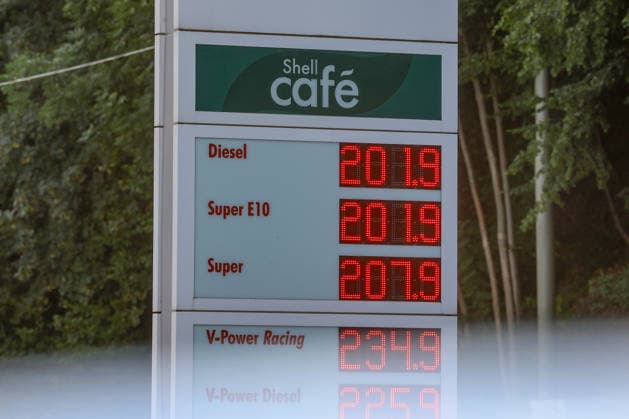 Wie ist die weitere Entwicklung der Spritpreise? SHELL Tankstelle in Siegen am Morgen. Der aktuelle Preis fuer (für) Diesel, Super E10 und Super liegt ueber (über) 2 Euro. Tankstelle, Spritpreise am 14.07.2026 in Siegen Deutschland. *** What is the latest on fuel prices at the SHELL gas station in Siegen this morning? The current price for diesel, Super E10, and Super is over 2 euros. Gas station fuel prices on July 14, 2026, in Siegen, Germany