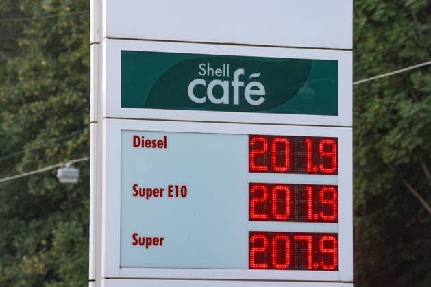 Wie ist die weitere Entwicklung der Spritpreise? SHELL Tankstelle in Siegen am Morgen. Der aktuelle Preis fuer (für) Diesel, Super E10 und Super liegt ueber (über) 2 Euro. Tankstelle, Spritpreise am 14.07.2026 in Siegen Deutschland. *** What is the latest on fuel prices at the SHELL gas station in Siegen this morning? The current price for diesel, Super E10, and Super is over 2 euros. Gas station fuel prices on July 14, 2026, in Siegen, Germany
