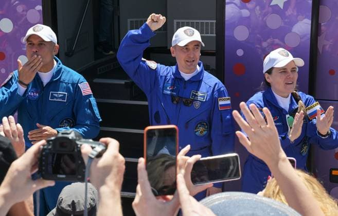 Kazakhstan Russia Space 9205134 14.07.2026 Prime crew members, NASA astronaut Anil Menon, Roscosmos cosmonauts Pyotr Dubrov and Anna Kikina leave their hotel for a pre-launch preparation ahead of the 75th expedition to the International Space Station (ISS) at the Baikonur Cosmodrome, in Baikonur, Kazakhstan. Yuri Kochetkov Sputnik Baikonur Kazakhstan  Copyright: xYurixKochetkovx