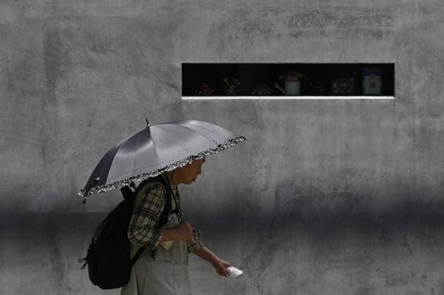 Extreme heat grips Tokyo as temperatures rise across eastern Japan TOKYO, JAPAN - JULY 14 : A pedestrian carrying a parasol walks beside a sunlit wall during hot weather in Tokyo, Japan, July 14, 2026. Japanese weather officials warned of an increased risk of heatstroke as temperatures rose across eastern Japan. David Mareuil Anadolu Tokyo Japan. Editorial use only. Please get in touch for any other usage.  Copyright: x2026xAnadoluxDavidxMareuilx
