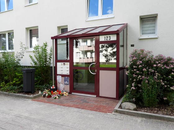 CNTV TODESTRAUER- Gedenken fuer das 15 jaehrige getoetete Maedchen vor dem Wohnhaus 13.07.2026 Hamburg - Bramfeld Am Abend versammelten sich ca. 50 Menschen um dem getoeteten 15-jaehrigen zu Gedenken. Freunde, nachbarn und Schulkameraden gedachten dem Mädchen,legten Blumen und Plueschtiere nieder zuendeten Kerzen an und ließen Luftballons mit kleinen Wunschzetteln in die Luft steigen Hamburg Deutschland *** CNTV MOURNING Memorial for the 15-year-old girl who was killed in front of her apartment building on July 13, 2026, in Hamburg-Bramfeld. In the evening, about 50 people gathered to commemorate the 15-year-old who was killed. Friends, neighbors, and classmates paid tribute to the girl, laid down flowers and stuffed animals, lit candles