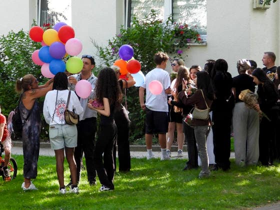 CNTV TODESTRAUER- Gedenken fuer das 15 jaehrige getoetete Maedchen vor dem Wohnhaus 13.07.2026 Hamburg - Bramfeld Am Abend versammelten sich ca. 50 Menschen um dem getoeteten 15-jaehrigen zu Gedenken. Freunde, nachbarn und Schulkameraden gedachten dem Mädchen,legten Blumen und Plueschtiere nieder zuendeten Kerzen an und ließen Luftballons mit kleinen Wunschzetteln in die Luft steigen Hamburg Deutschland *** CNTV MOURNING Memorial for the 15-year-old girl who was killed in front of her apartment building on July 13, 2026, in Hamburg-Bramfeld. In the evening, about 50 people gathered to commemorate the 15-year-old who was killed. Friends, neighbors, and classmates paid tribute to the girl, laid down flowers and stuffed animals, lit candles